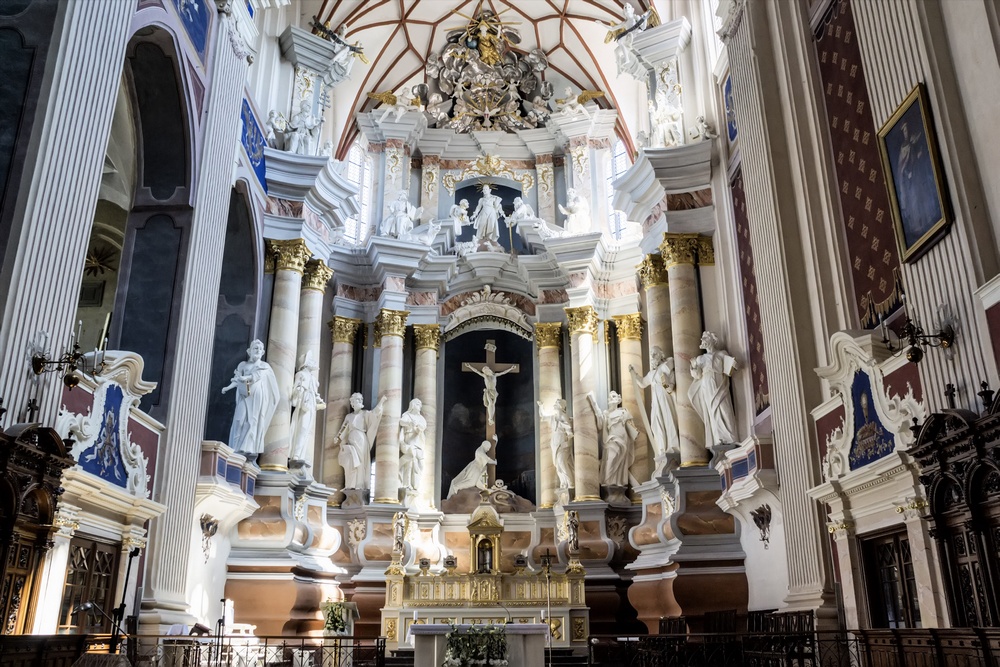Внутреннее убранство собора Святых Петра и Павла в Каунасе